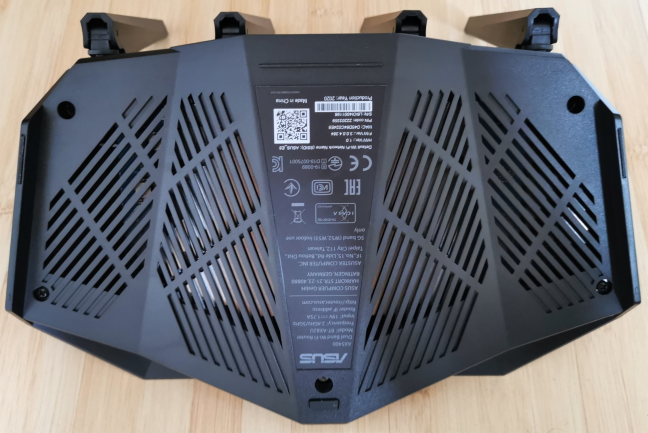 The bottom side of the ASUS RT-AX82U