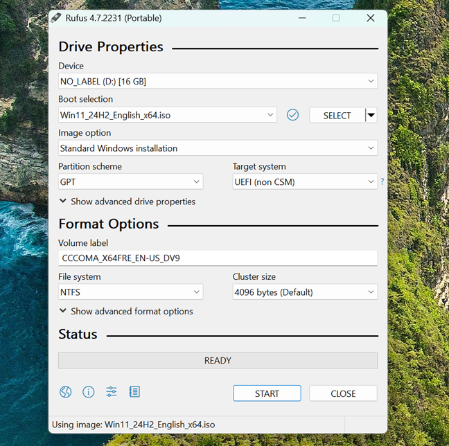Rufus automatically adjusts the settings for the USB drive