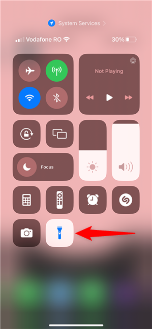 How to turn off the flashlight on iPhone from the Control Center