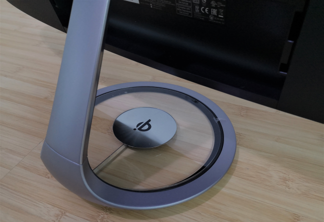 ASUS Designo Curve MX38VC - the base with Qi wireless charging