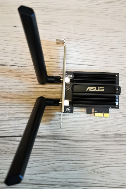 The external antennas mounted directly on the ASUS PCE-AX58BT