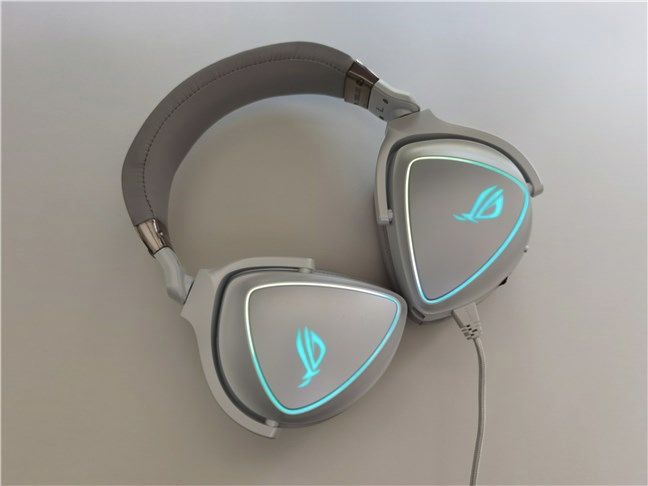 ASUS ROG Delta features RGB lighting effects and has D-shaped ear cups