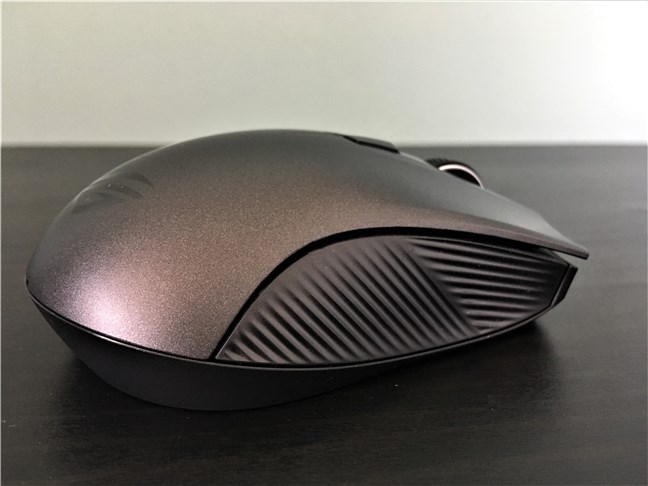 The ASUS ROG Strix Carry has rubberized sides for good grip