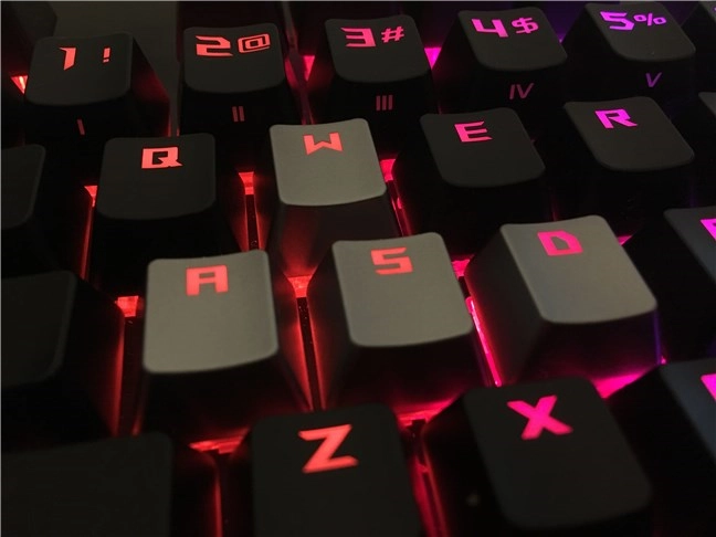The additional WASD silver keycaps on the ASUS ROG Strix Scope