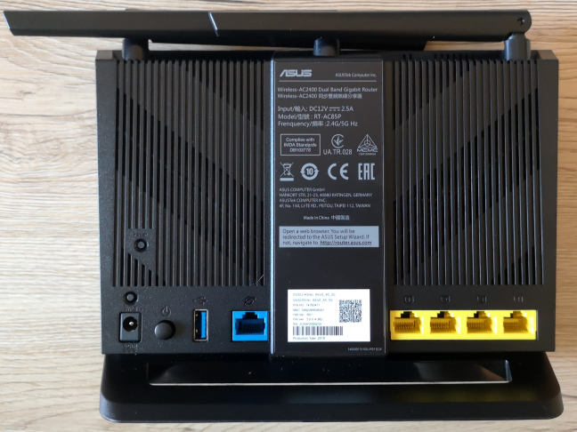 The ports on the back side of ASUS RT-AC85P