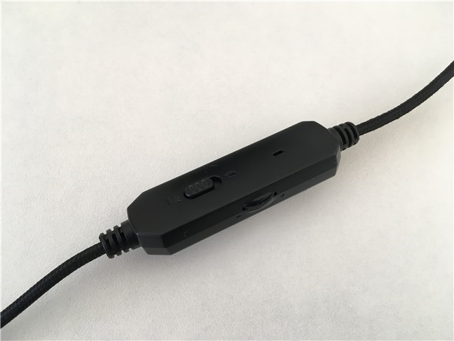 The in-line controller found on the ASUS TUF Gaming H5 headset