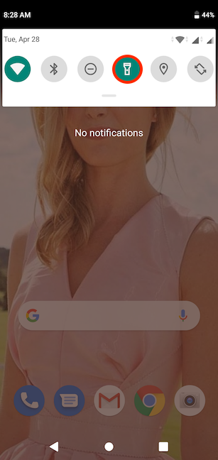 Tap the Flashlight button to turn off the feature