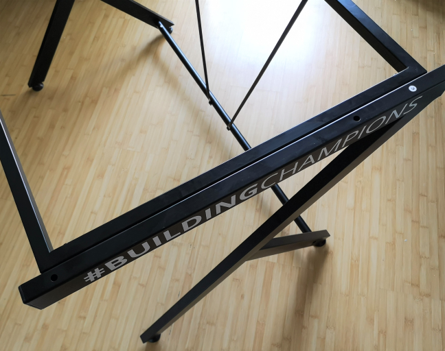 Assembling the steel frame of the Trust GXT 711 Dominus gaming desk