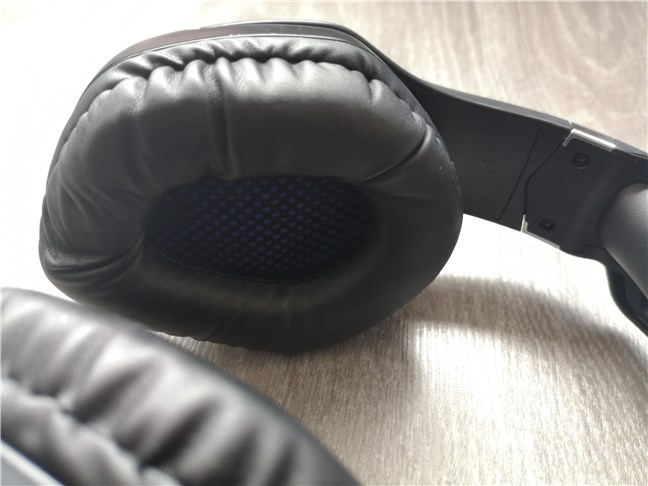 The earcups on the Trust GXT 488 Forze PS4 are covered in soft faux leather cushions