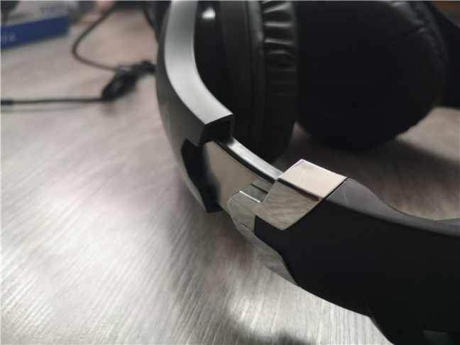 The adjustable headband on the Trust GXT 488 Forze PS4