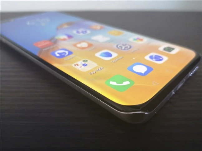 The metal frame on the Huawei P40 Pro has a wave effect