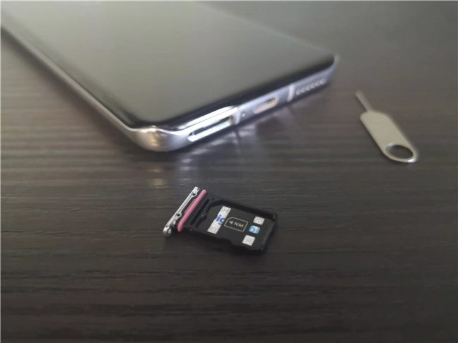 Huawei P40 Pro: the SIM and NM SD card tray