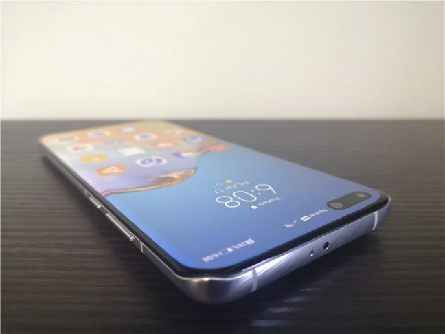 Huawei P40 Pro: the IR blaster and a microphone