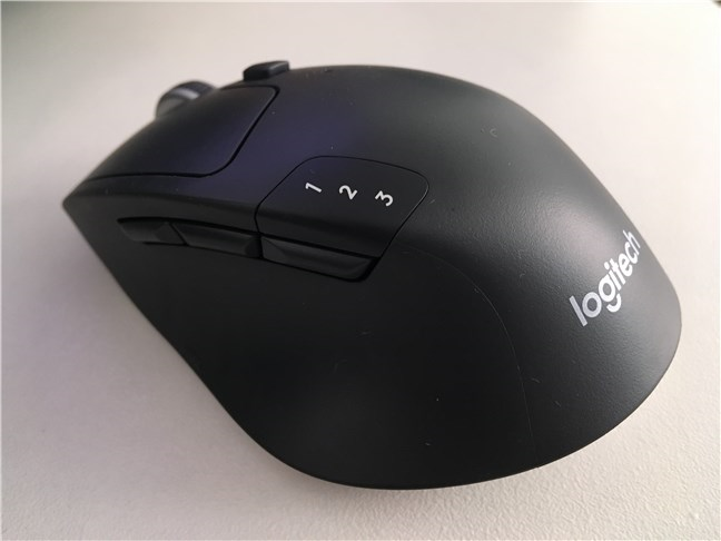 View of the side buttons on the Logitech M720 Triathlon mouse