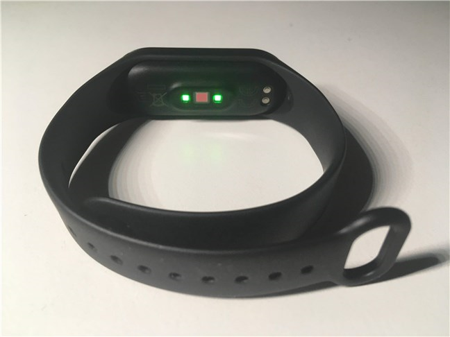 The heart rate sensor and the charging connectors on the Xiaomi Mi Smart Band 4