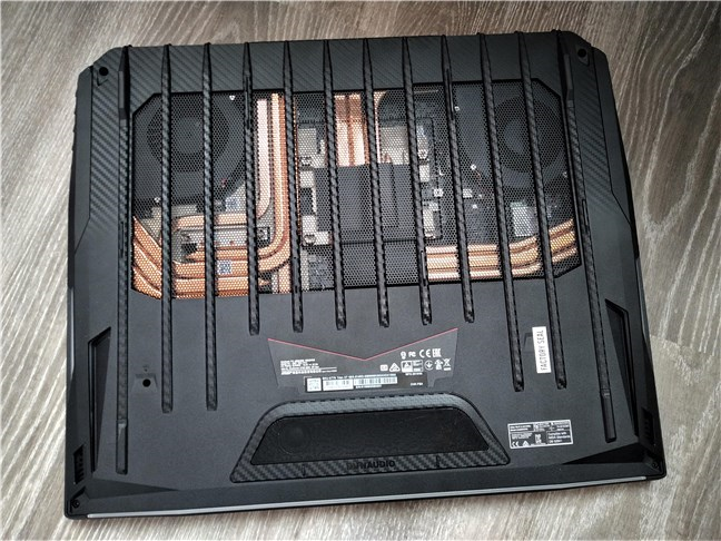 MSI GT76 Titan DT 9SG relies on 11 heat pipes and two powerful fans