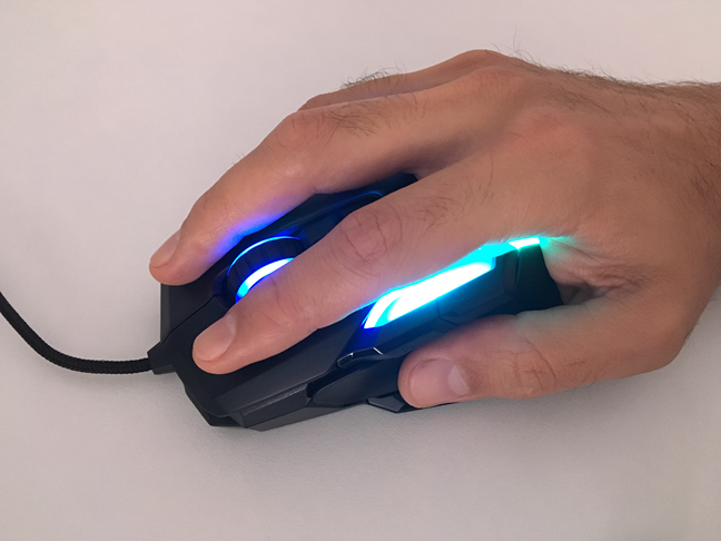 Holding the ROCCAT Kone AIMO in a palm grip