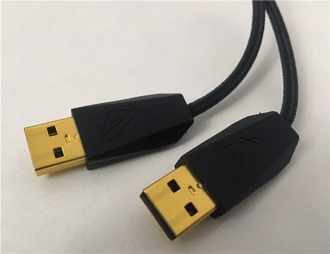 The gold-plated connectors of the splitter USB 2.0 cable