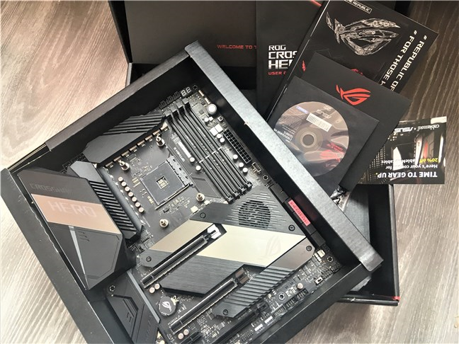 ASUS ROG Crosshair VIII Hero (Wi-Fi): What's inside the box