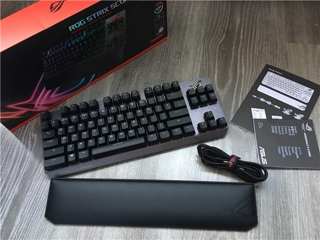 ASUS ROG Strix Scope TKL Deluxe: What's inside the box