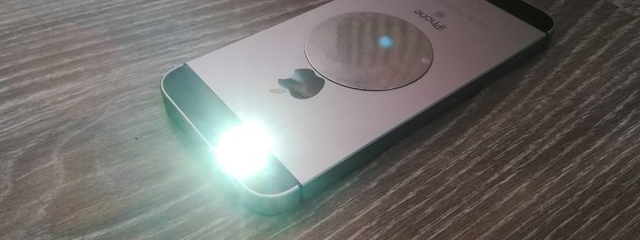 4 ways to turn on the flashlight on an iPhone
