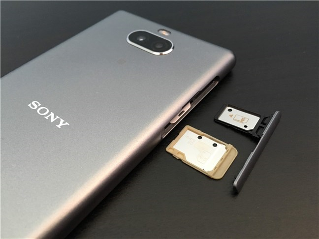Sony Xperia 10's SIM and microSD cards tray
