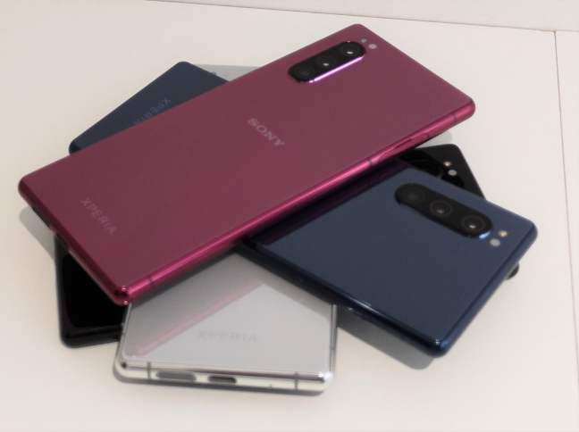 Different color versions of Sony Xperia 5