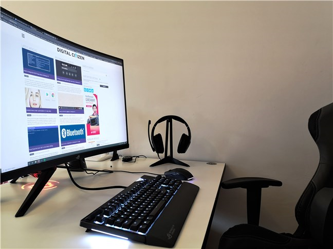 The Trust GXT 260 Cendor Headset Stand on my desk