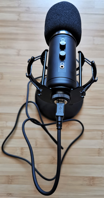 Trust GXT 256 Exxo with the pop filter on