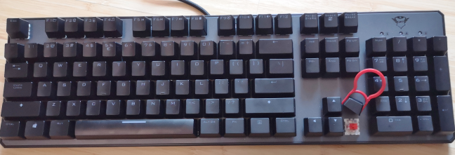 Trust GXT 865 Asta - using the integrated keycap puller