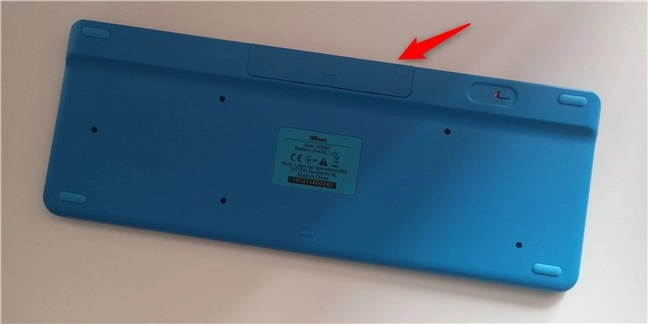 The backside of the Trust Veza wireless keyboard