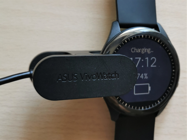 Charging the ASUS VivoWatch SP