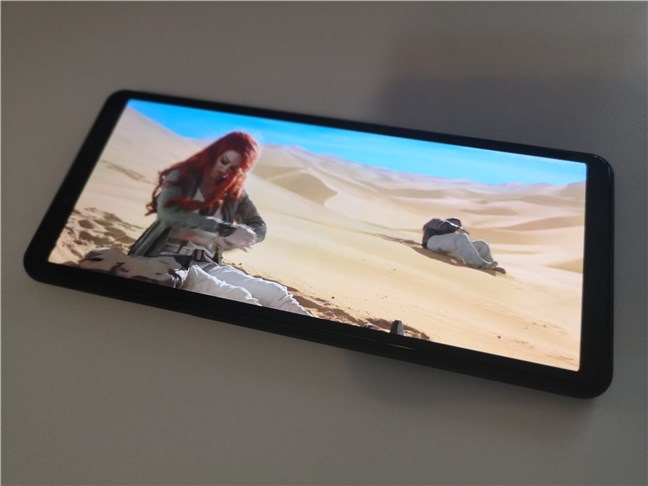 Watching a movie with 21:9 aspect ratio on the Sony Xperia 10 II