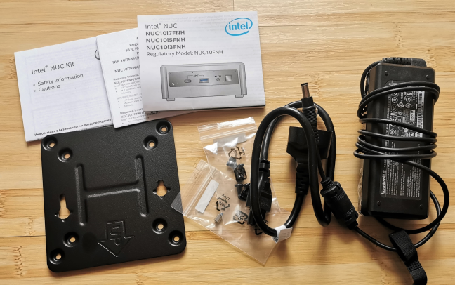 The accessories that come with Intel NUC10i5FNH