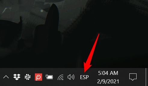 The language bar in Windows 10 collapses, but the input language is shown in the system tray