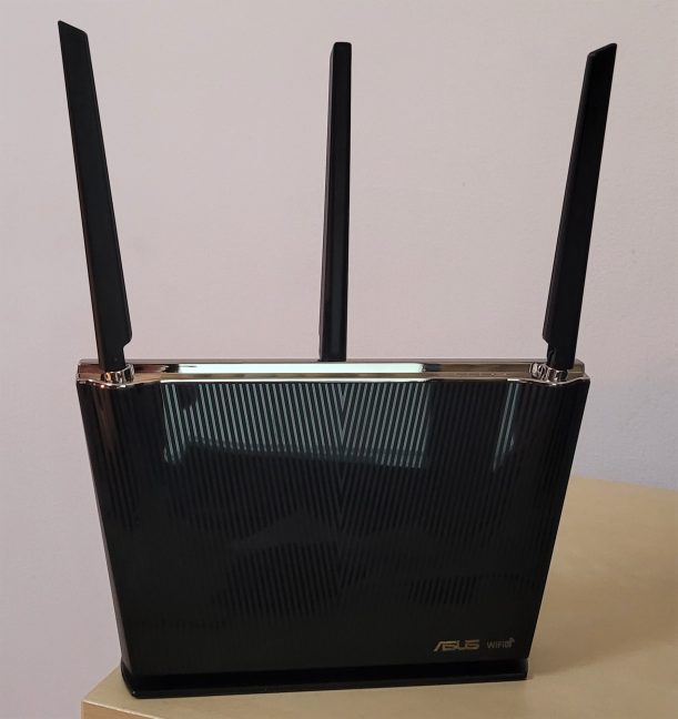 ASUS RT-AX68U has three non-detachable antennas