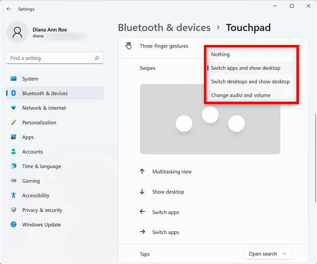Decide what swiping with three or four fingers does in Windows 11