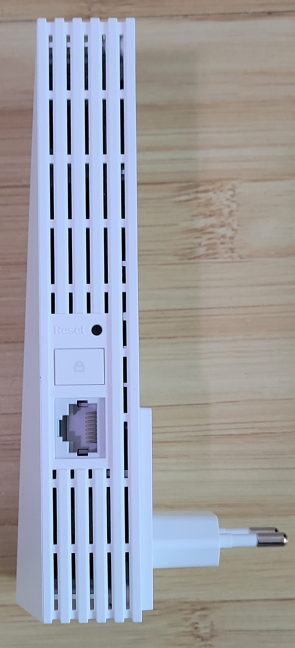 The Ethernet port on the TP-Link RE500X