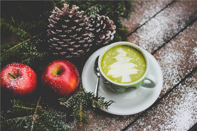 Red Apples and Xmas Cappuccino by Toa Heftiba