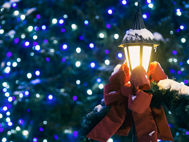 Festive lantern lamppost on Christmas by Aaron Burde