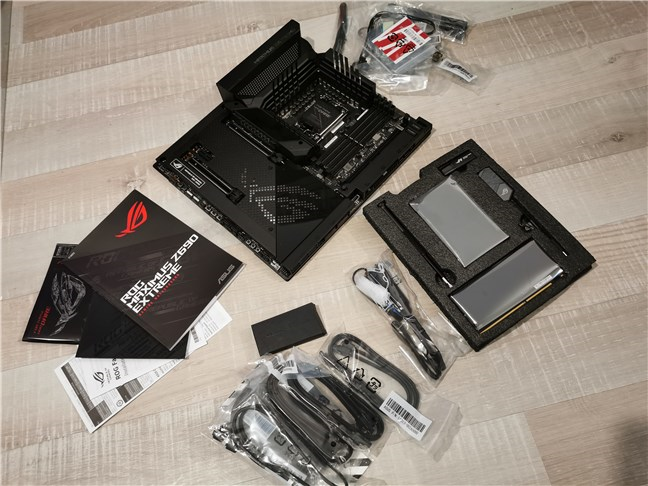 ASUS ROG Maximus Z690 Extreme: Whatâ€™s inside the box
