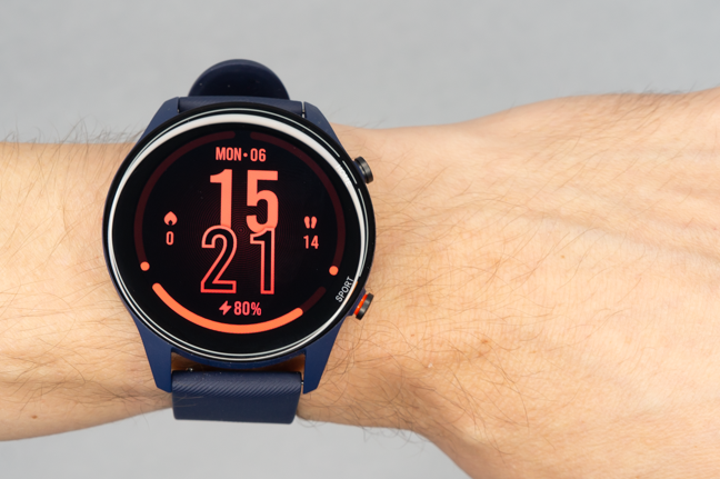 The screen of the Xiaomi Mi Watch is excellent