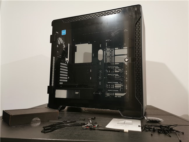 Thermaltake A700 TG and the bundled pieces and bits