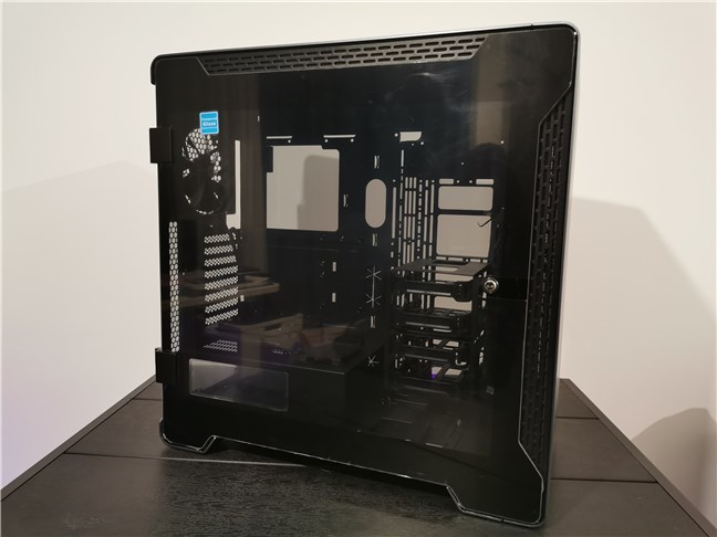 Thermaltake A700 TG comes with tempered glass doors on both sides
