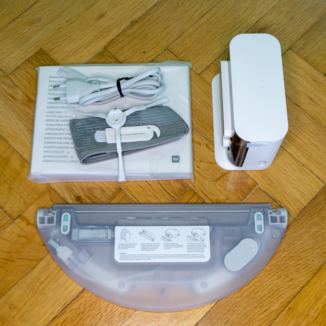 The accessories that come with the Mi Robot Vacuum-Mop 2 Pro