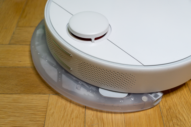 Mounting the water tank on the Mi Robot Vacuum-Mop 2 Pro