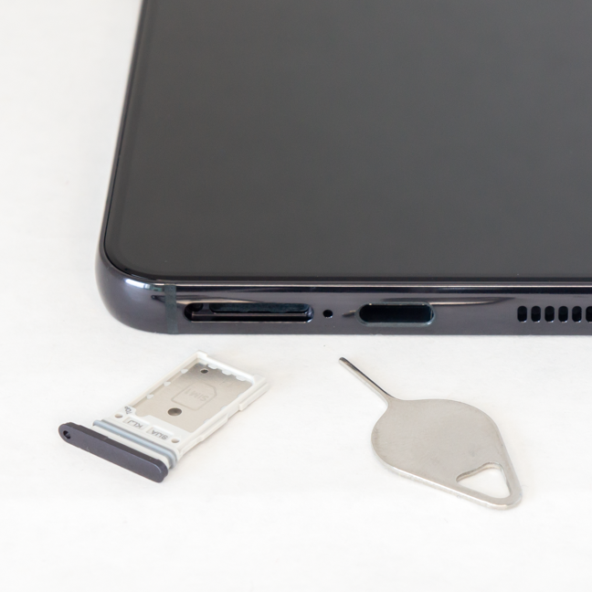 Samsung could have easily fitted a MicroSD card reader inside the S22, but they didn't
