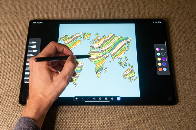 Hand drawing on the Samsung Galaxy Tab S8 Ultra