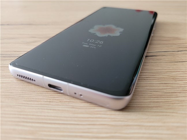 A look at the bottom edge of the Xiaomi 12