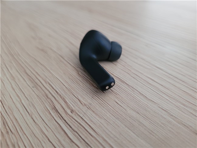 Each of the Xiaomi Buds 3 has two charging contacts